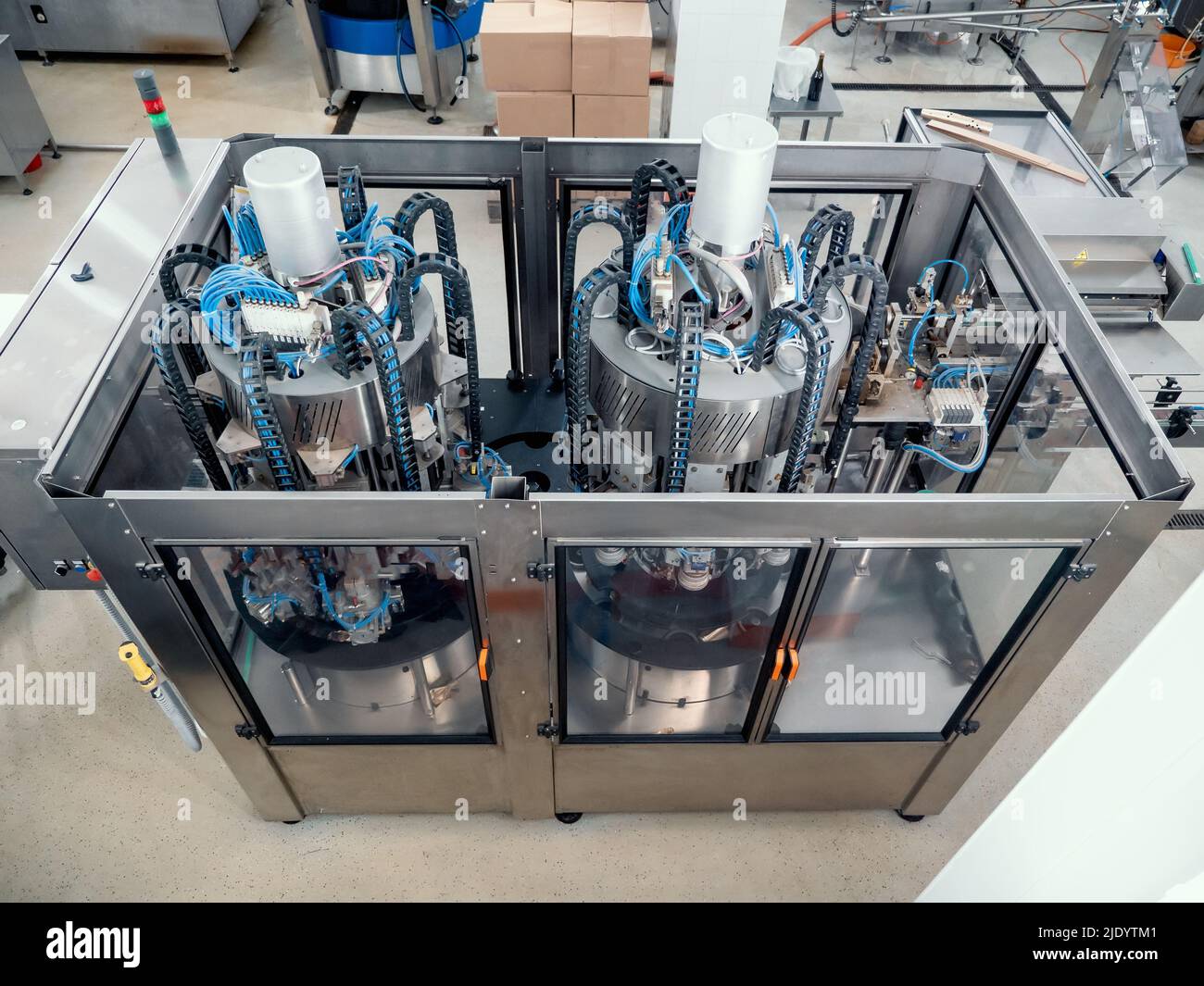 Chaîne de transport et machine de remplissage en usine ou en usine de production de boissons. Banque D'Images