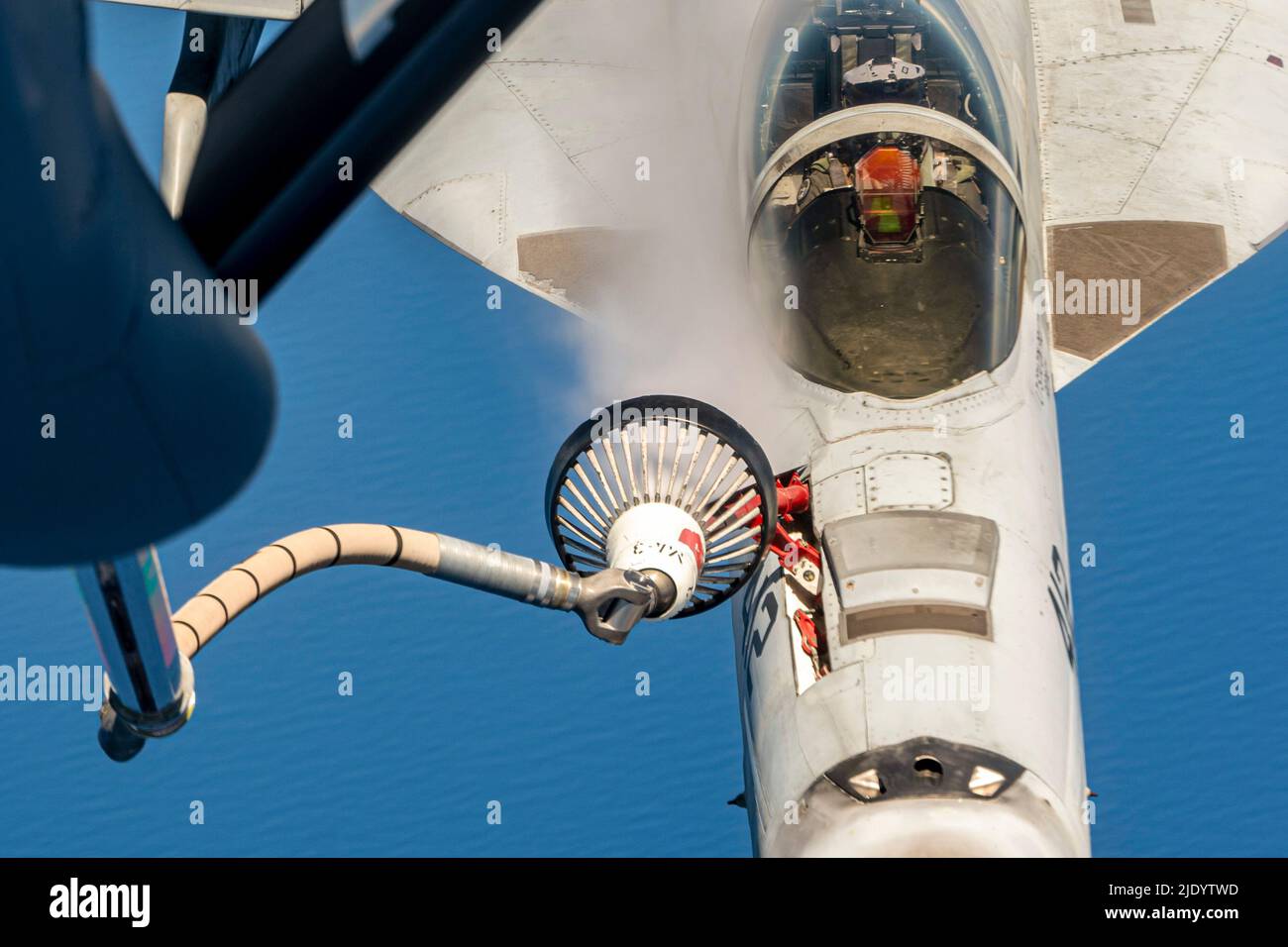 Océan Pacifique. 18th juin 2022. Un avion Super Hornet F/A-18E de la Marine américaine attaché au Squadron de chasseurs de grève (VFA) 195 'Dambusters', affecté à l'escadre aérienne du transporteur (CVW) 5 reçoit du carburant d'un avion de la Force aérienne américaine KC-135 Stratotanker affecté au Squadron de ravitaillement aérien expéditionnaire 506th au-dessus de l'océan Pacifique, au 18 juin 2022. Credit: US Air Force/ZUMA Press Wire Service/ZUMAPRESS.com/Alamy Live News Banque D'Images