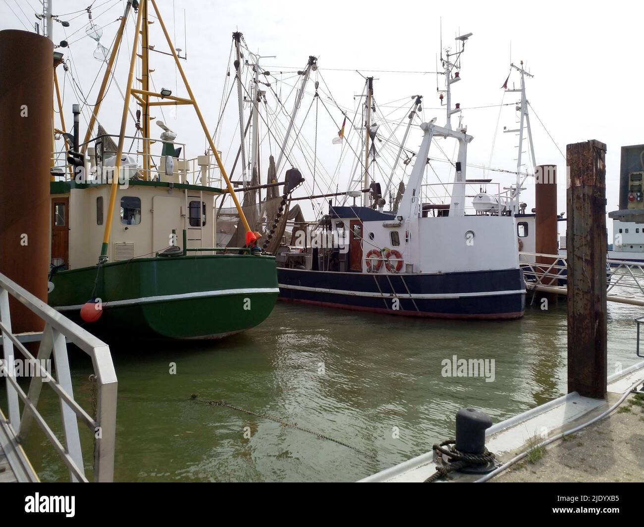 Les chalutiers de pêche à la crevette sont ancrés dans le port d'une ville située sur la côte nord de l'Allemagne Banque D'Images