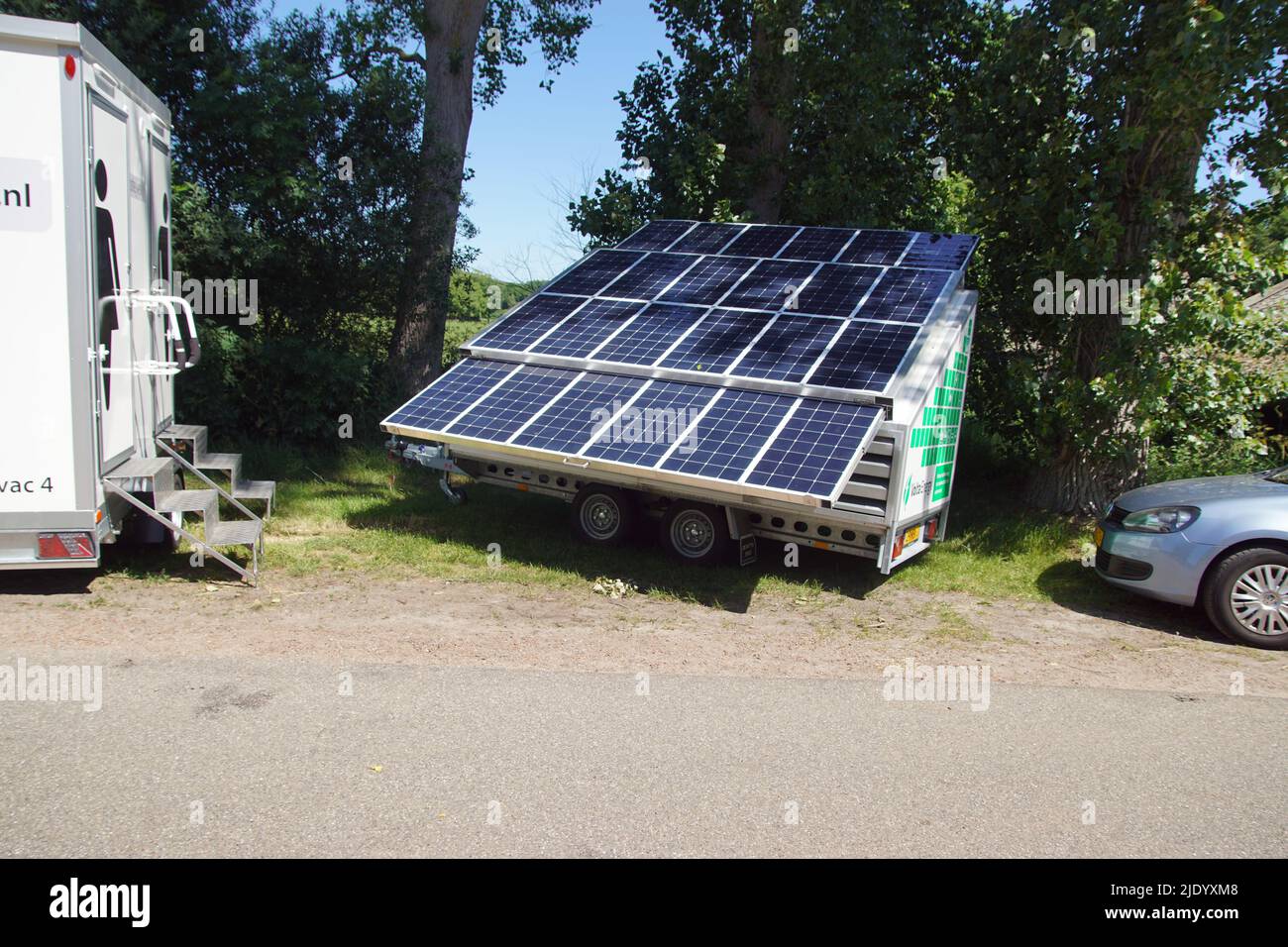 Générateur d'énergie mobile, générateur solaire de Volta Energy, avec panneaux solaires. Pour la construction. Double cabine de toilette portable. Juin, pays-Bas Bergen Banque D'Images