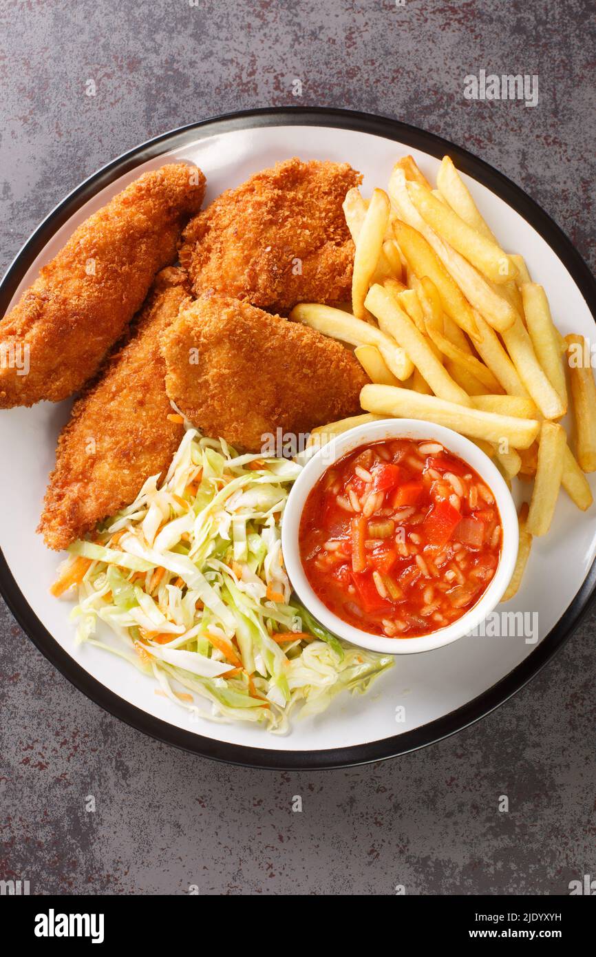 Poulet frit Barberton avec frites, salade de chou et sauce chaude dans l'assiette sur la table. Vue verticale du dessus Banque D'Images