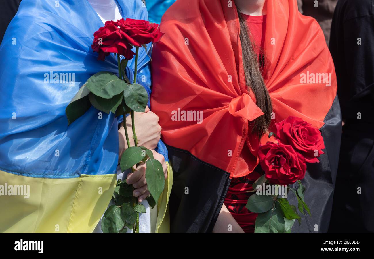KIEV, UKRAINE - 18 juin 2022 : la guerre en Ukraine. Cérémonie funéraire du soldat tombé et activiste Roman Ratushnyi. Il a été tué près d'Izyum tout en luttant pour l'armée ukrainienne contre les envahisseurs russes Banque D'Images