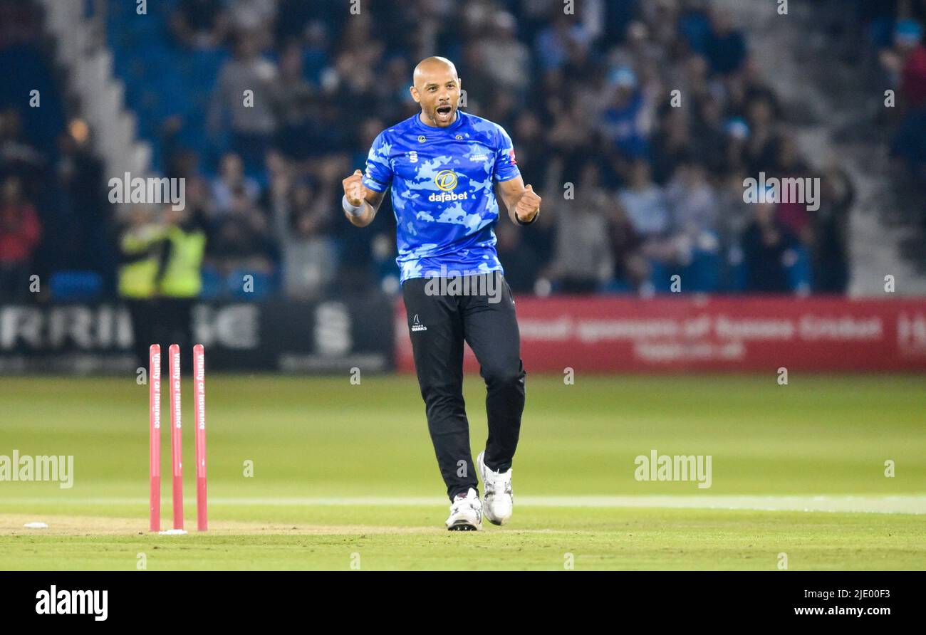 Hove Royaume-Uni 23rd juin 2022 - Tymal Mills Sussex Sharks fête leur victoire lors du match de Blast Vitality T20 entre Sussex Sharks et Surrey au Central County Ground Hove 1st . : Crédit Simon Dack / Alamy Live News Banque D'Images