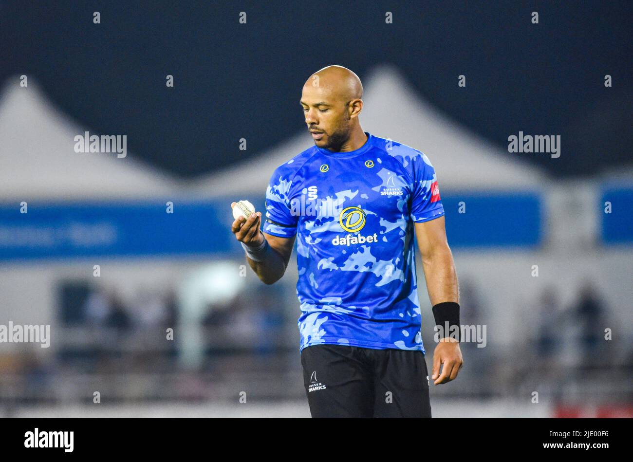 Hove UK 23rd juin 2022 - le bowling Tymal Mills pour Sussex Sharks lors du match de Blast Vitality de T20 entre Sussex Sharks et Surrey au terrain Central County Ground de 1st Hove . : Crédit Simon Dack / Alamy Live News Banque D'Images