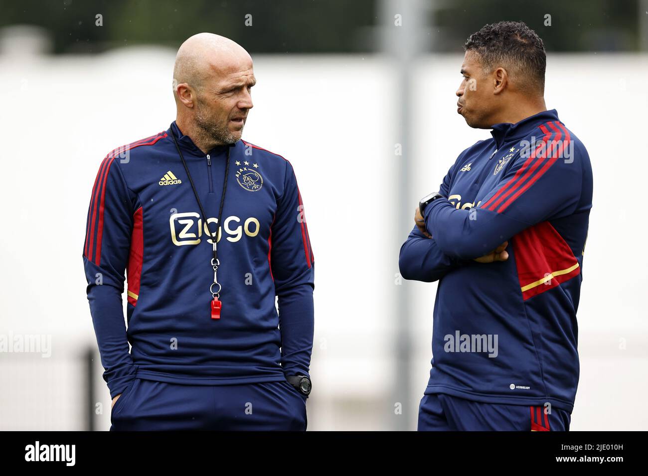 AMSTERDAM - (lr) l'entraîneur Ajax Alfred Schreuder, l'entraîneur adjoint Ajax Michael Reiziger lors de la première session d'entraînement d'Ajax Amsterdam au complexe sportif de Toekomst sur 24 juin 2022 à Amsterdam, pays-Bas. ANP MAURICE VAN STEEN Banque D'Images