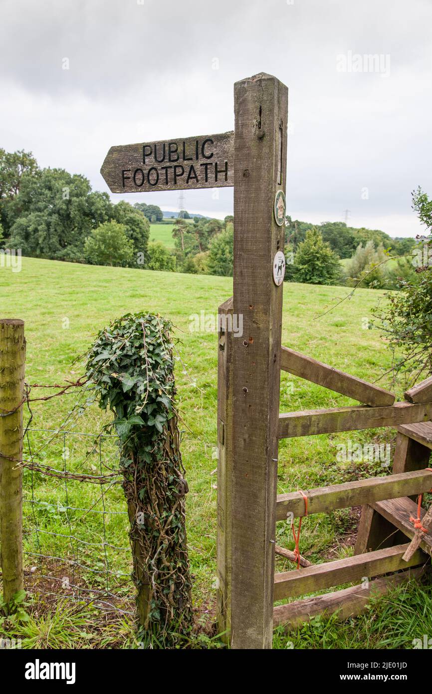 Panneau de sentier public pointant sur un champ, dans le village de Runnington, dans le Somerset. Banque D'Images