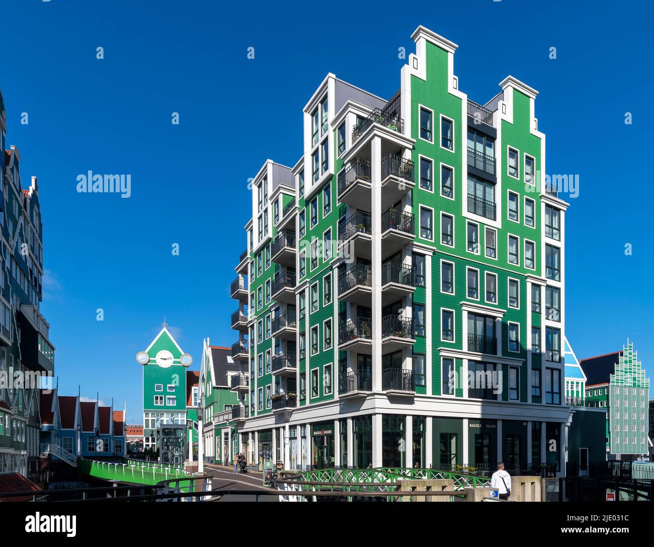 Le centre-ville de Zaandam, au nord-ouest d'Amsterdam, aux pays-Bas. Les bâtiments de style post-moderne sont réimaginés et appelés Fusion Architecture. Banque D'Images