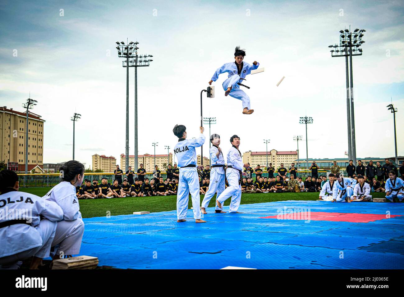 Camp Humphreys, Corée du Sud. 7th juin 2022. Une équipe de démonstration de taekwondo se produit sur le terrain de Balboni après la cérémonie d'ouverture de la semaine de l'amitié des soldats des États-Unis et des États-Unis au camp Humphreys, 7 juin 2022. La semaine de l'amitié a pour but de promouvoir l'amitié et la compréhension interculturelle entre les soldats américains et KATUSA et de célébrer l'anniversaire du programme KATUSA qui a été mis au point pendant la guerre de Corée. Crédit: Armée américaine/ZUMA Press Wire Service/ZUMAPRESS.com/Alamy Live News Banque D'Images