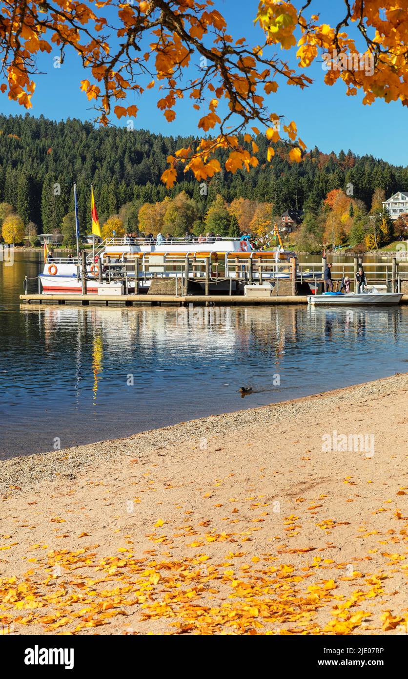 Bateau d'excursion sur le lac Titisee en automne, Forêt Noire, Bade-Wurtemberg, Allemagne, Titisee, Forêt noire, Bade-Wurtemberg, Allemagne Banque D'Images