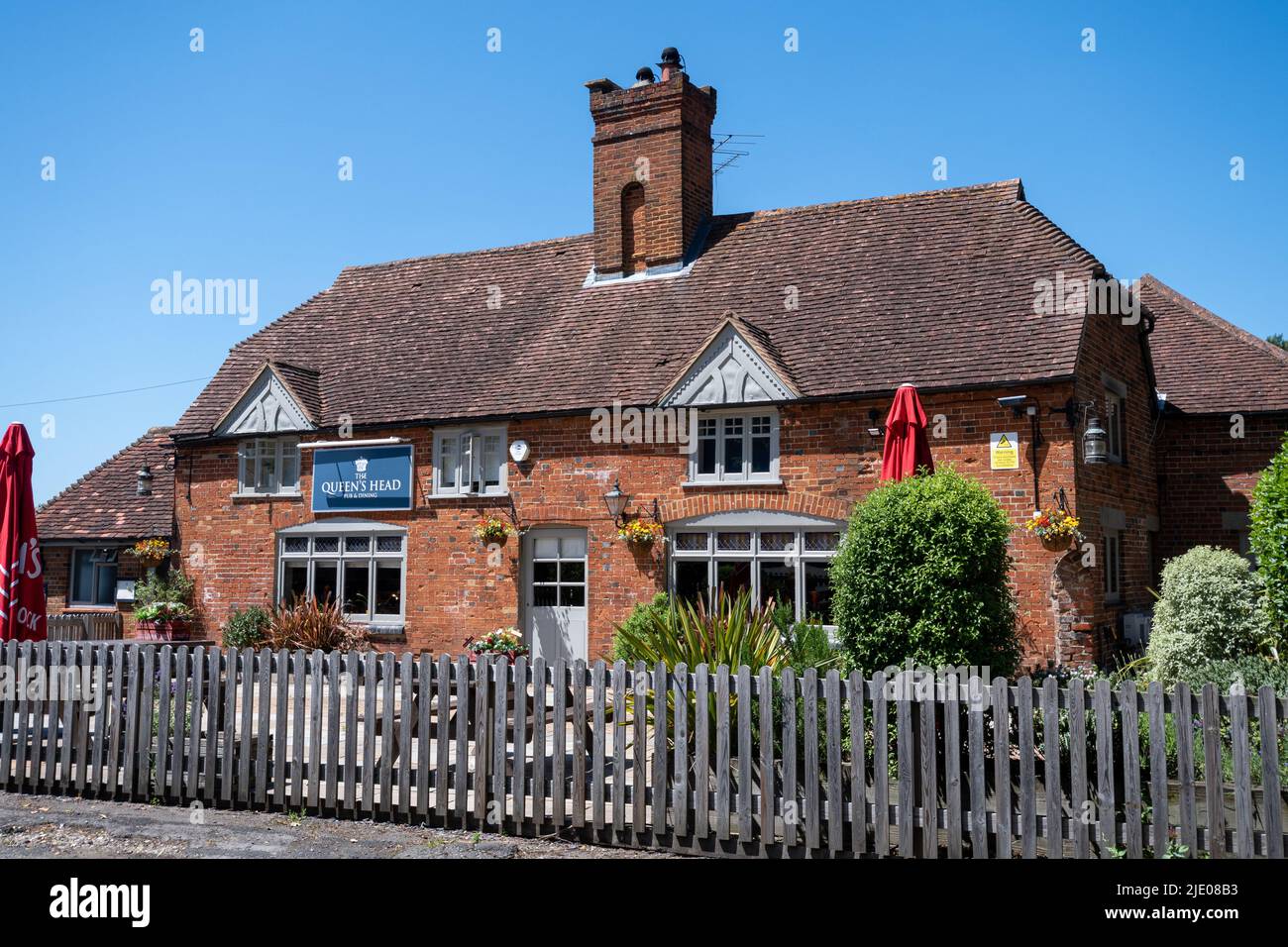 Le pub du village de Queen's Head à East Clandon, Surrey, Angleterre, Royaume-Uni Banque D'Images