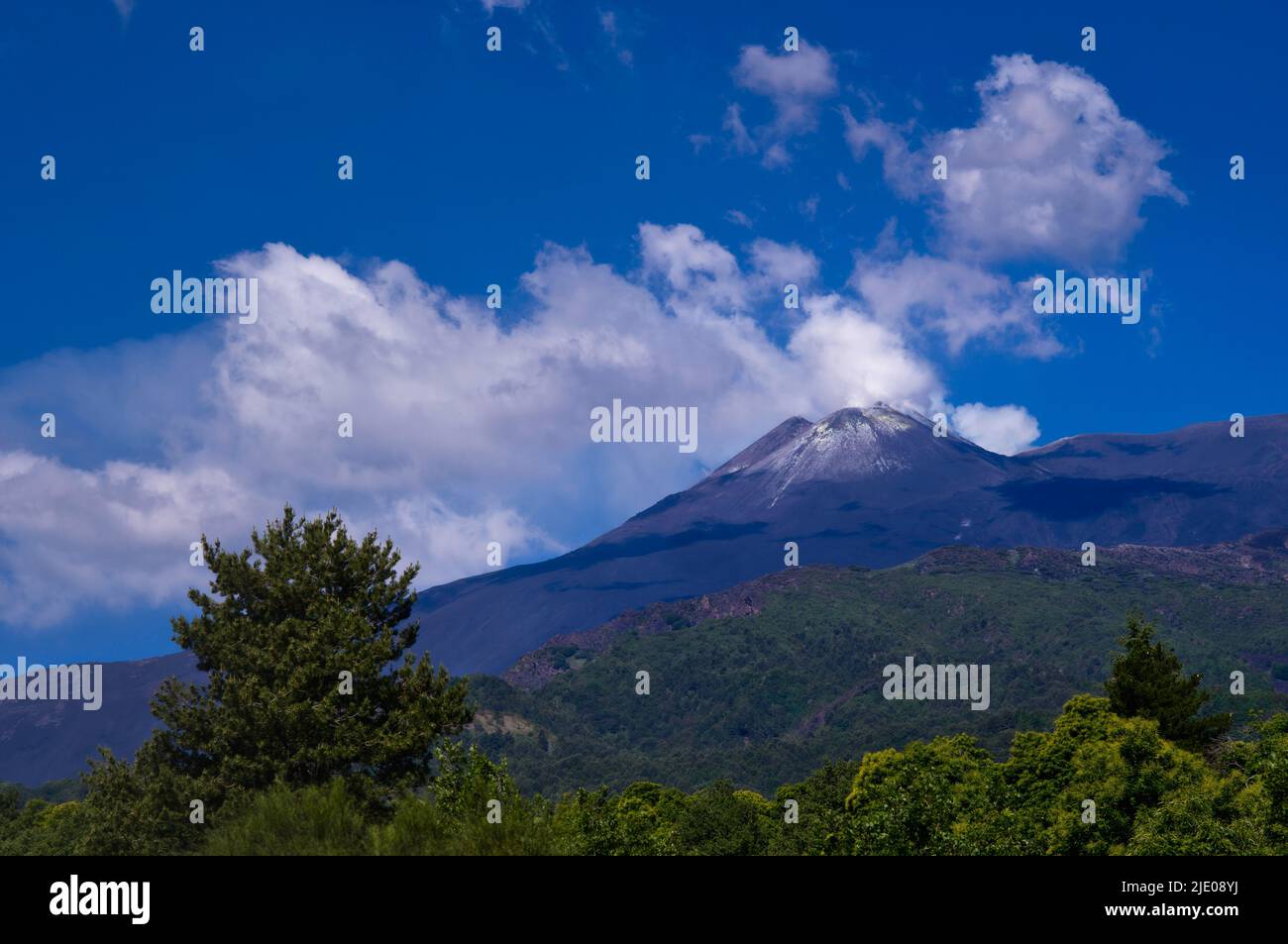 Vue sur le nuage d'éruption du volcan Etna, Sicile, Italie Banque D'Images