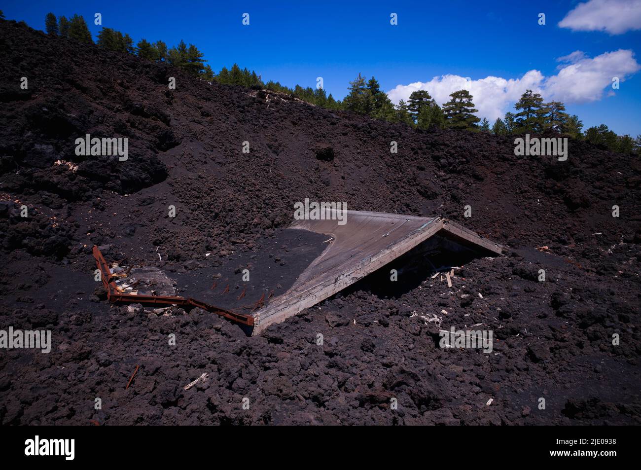 Hôtel le Betulle, Piano Provenzana Etna Nord, volcan Etna, Sicile, Italie, détruit par éruption en 2002 Banque D'Images