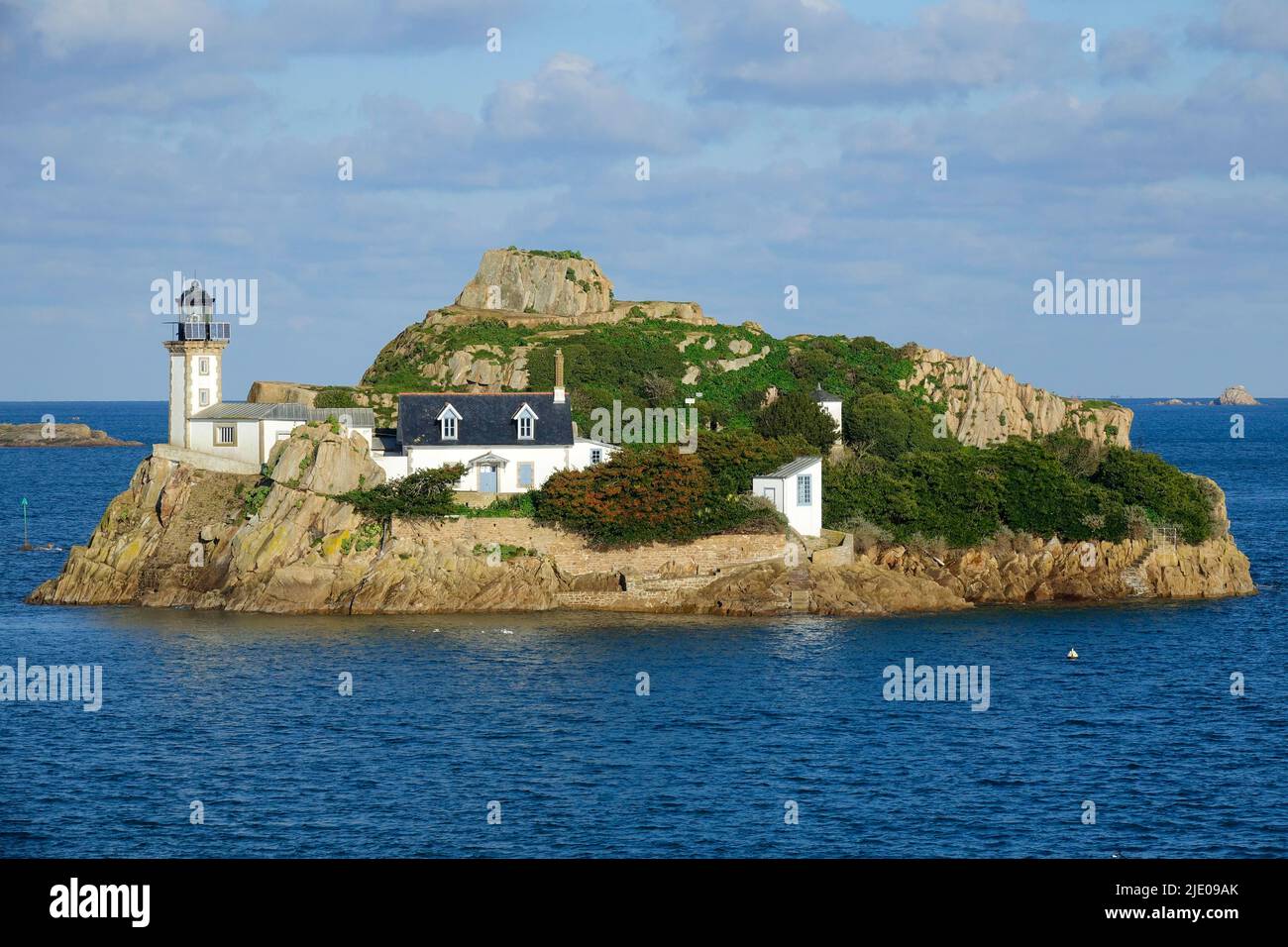 Vue de la Pointe de Penn al Lann à Carantec à l'île de l'Ile Louet avec phare à l'entrée de la baie de Morlaix, département Finistère Banque D'Images