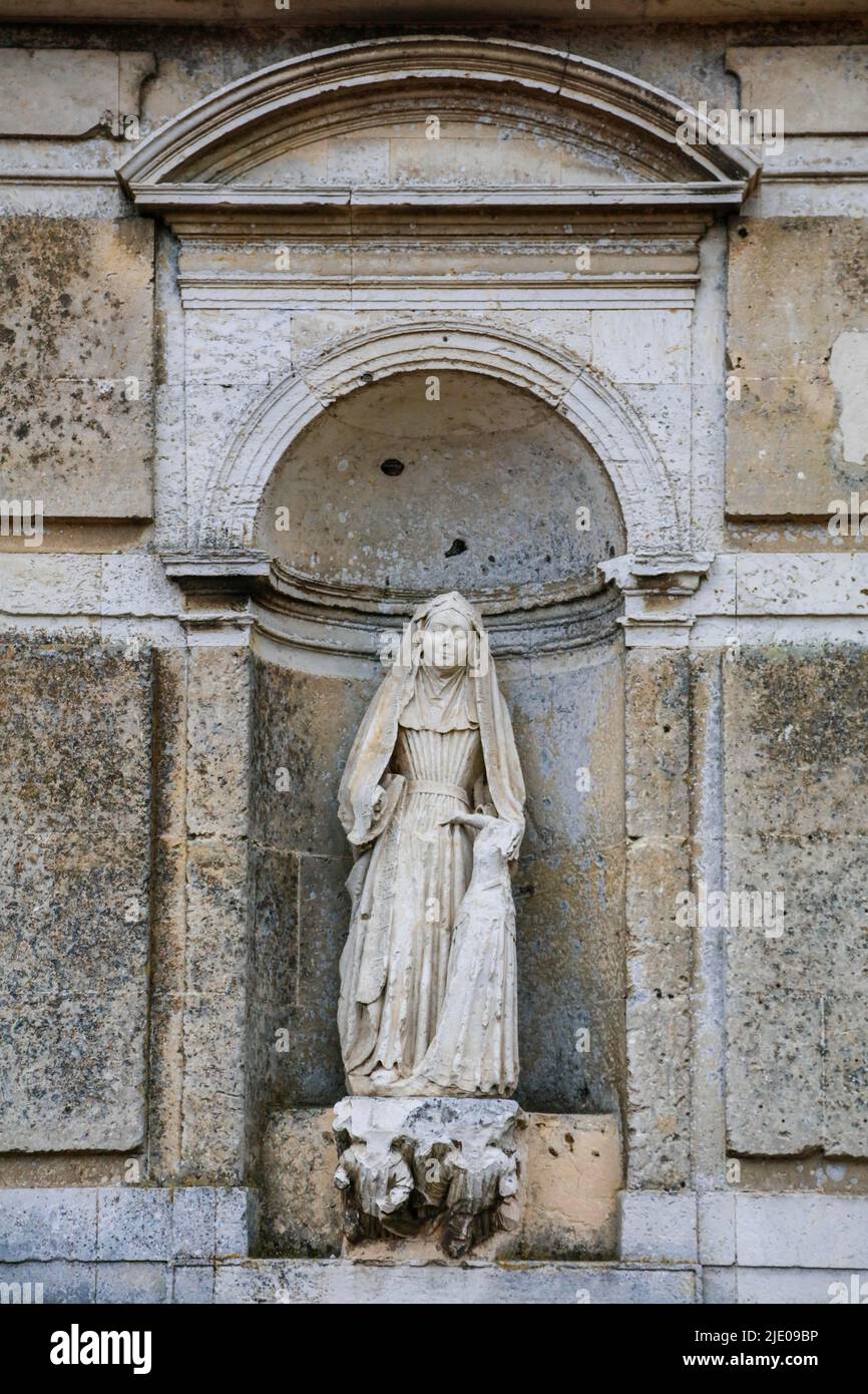 Église gothique flamboyant de l'Église de la Madeleine en début de matinée, Verneuil d'Avre et d'Iton, anciennement Verneuil-sur-Avre, département d'Eure Banque D'Images