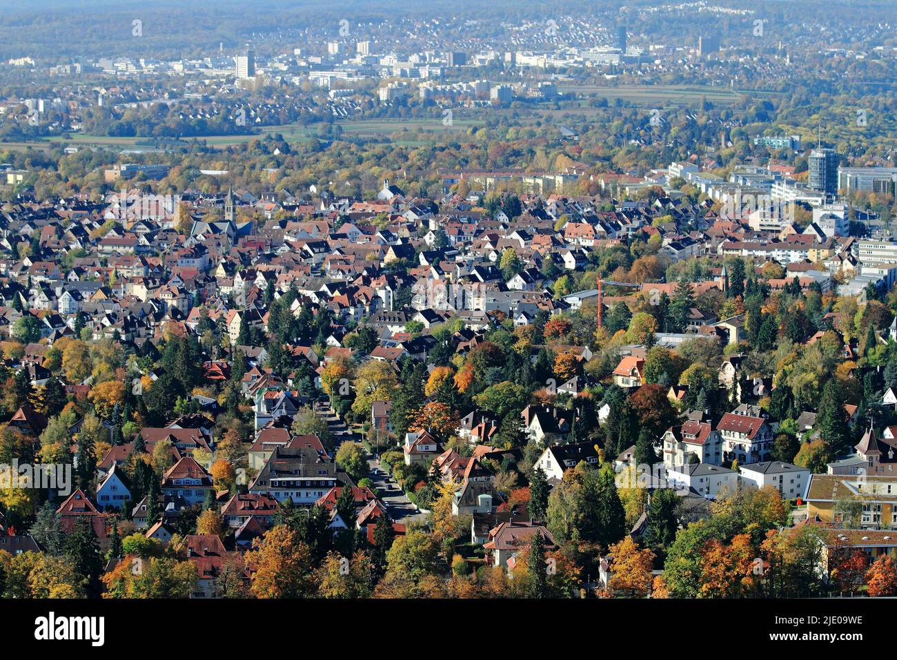 Vue en automne depuis la tour de télévision de Stuttgart, à Stuttgart Degerloch, Moehringen et Vaihingen, en arrière-plan, capitale de l'État Stuttgart Banque D'Images