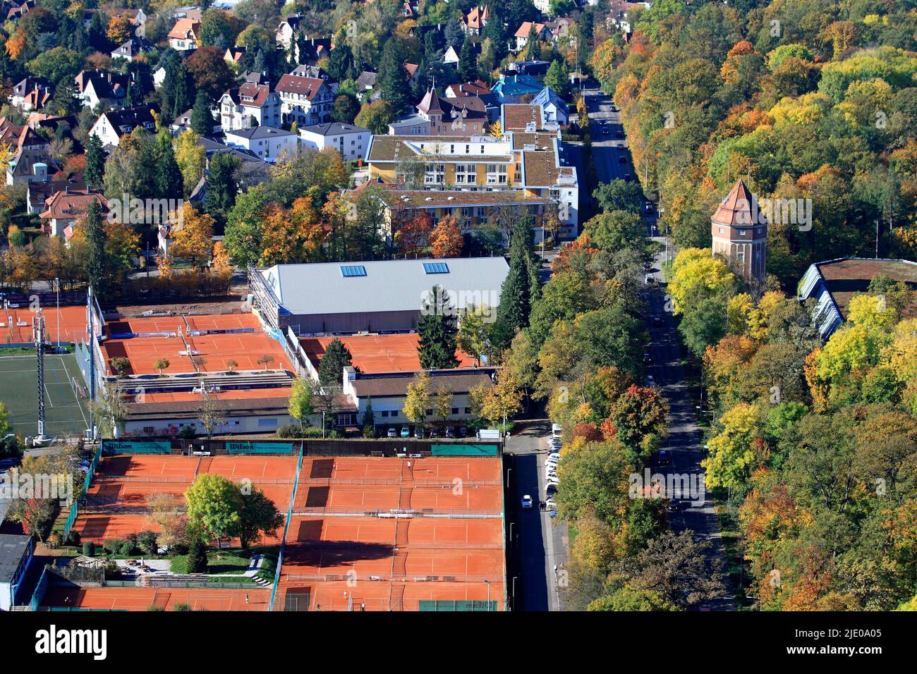 Vue en automne depuis la tour de télévision de Stuttgart Degerloch avec courts de tennis au Waldau, capitale de l'État de Stuttgart, Baden-Wuerttemberg Banque D'Images