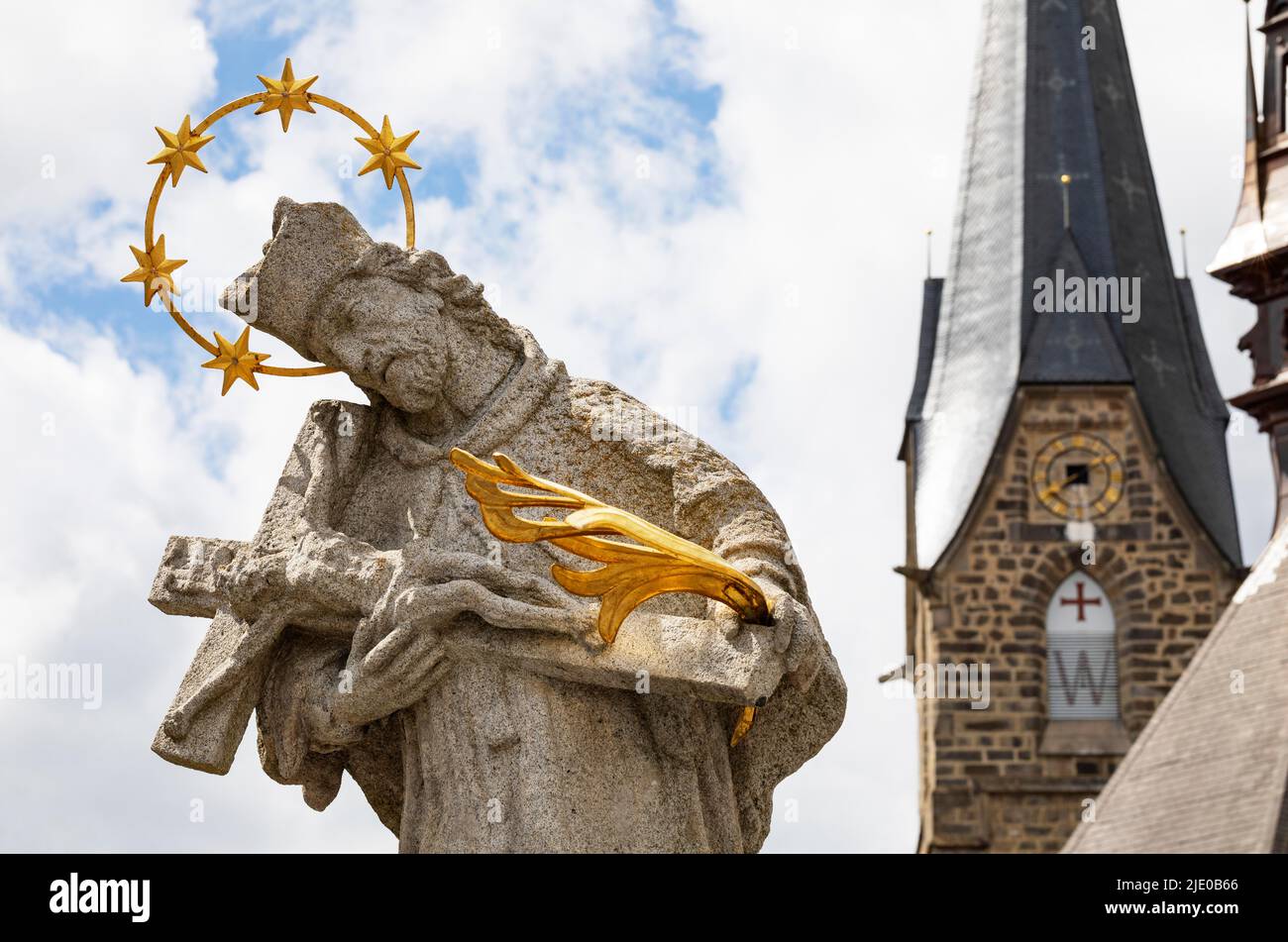 Statue de Nepomuk sur la place principale avec église paroissiale de la ville, Bad Leonfelden, région de Muehlviertel, haute-Autriche, Autriche Banque D'Images