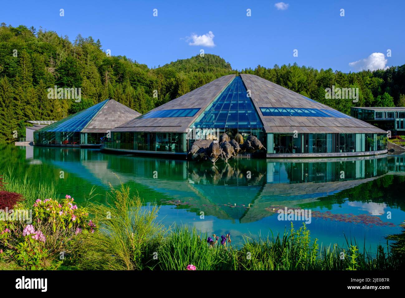 Red Bull Centrale, Fuschl am See, Lac Fuschl, Salzburg Lakes, Salzkammergut, Salzburger Land, Autriche Banque D'Images