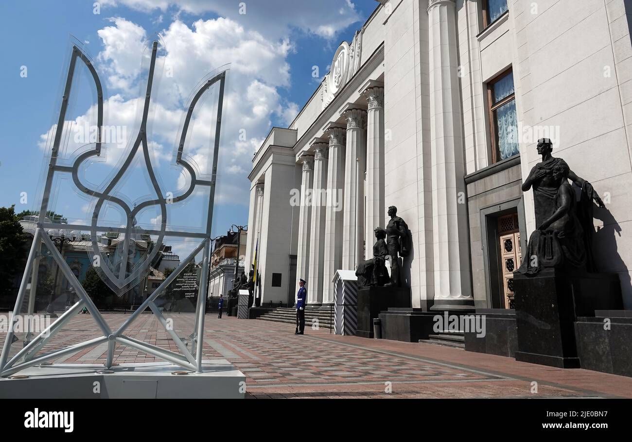 Kiev, Ukraine 11 juillet 2021 : une garde d'honneur assure l'entrée au Conseil suprême de l'Ukraine Banque D'Images