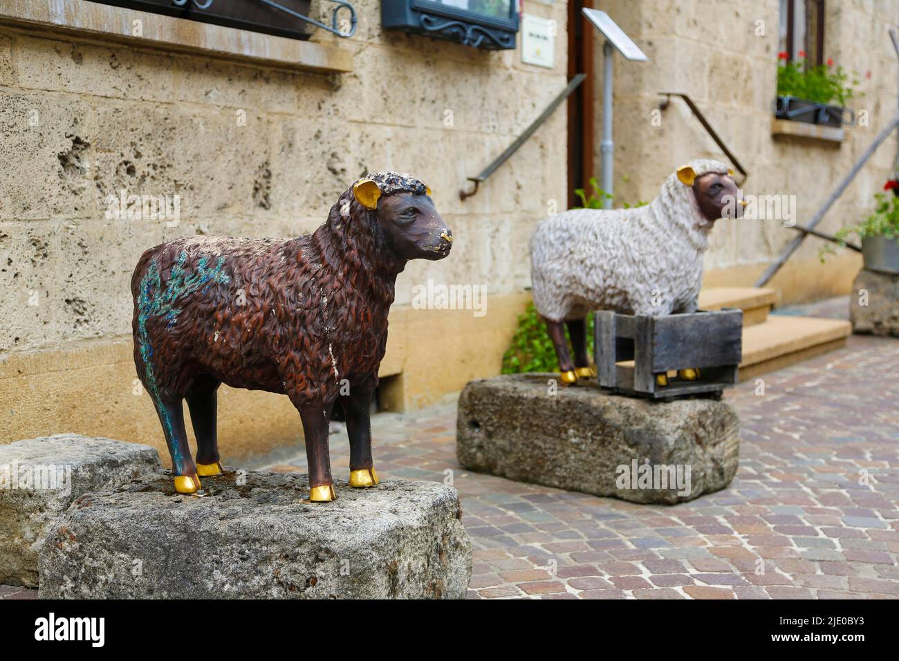 Figures, sculptures, moutons en face de l'Hôtel und Gasthof Herrmann, restaurant, gastronomie, auberge, Muensingen sur l'Alb souabe, Bade-Wurtemberg Banque D'Images
