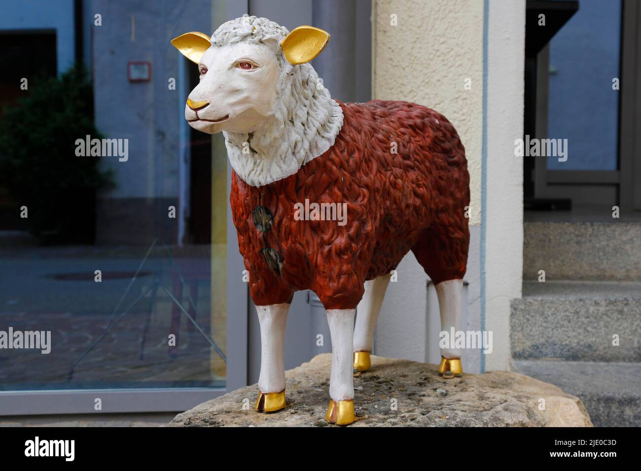 Figure, sculpture, mouton en face de l'Hôtel und Gasthof Herrmann, restaurant, gastronomie, auberge, Muensingen sur l'Alb souabe, Bade-Wurtemberg Banque D'Images