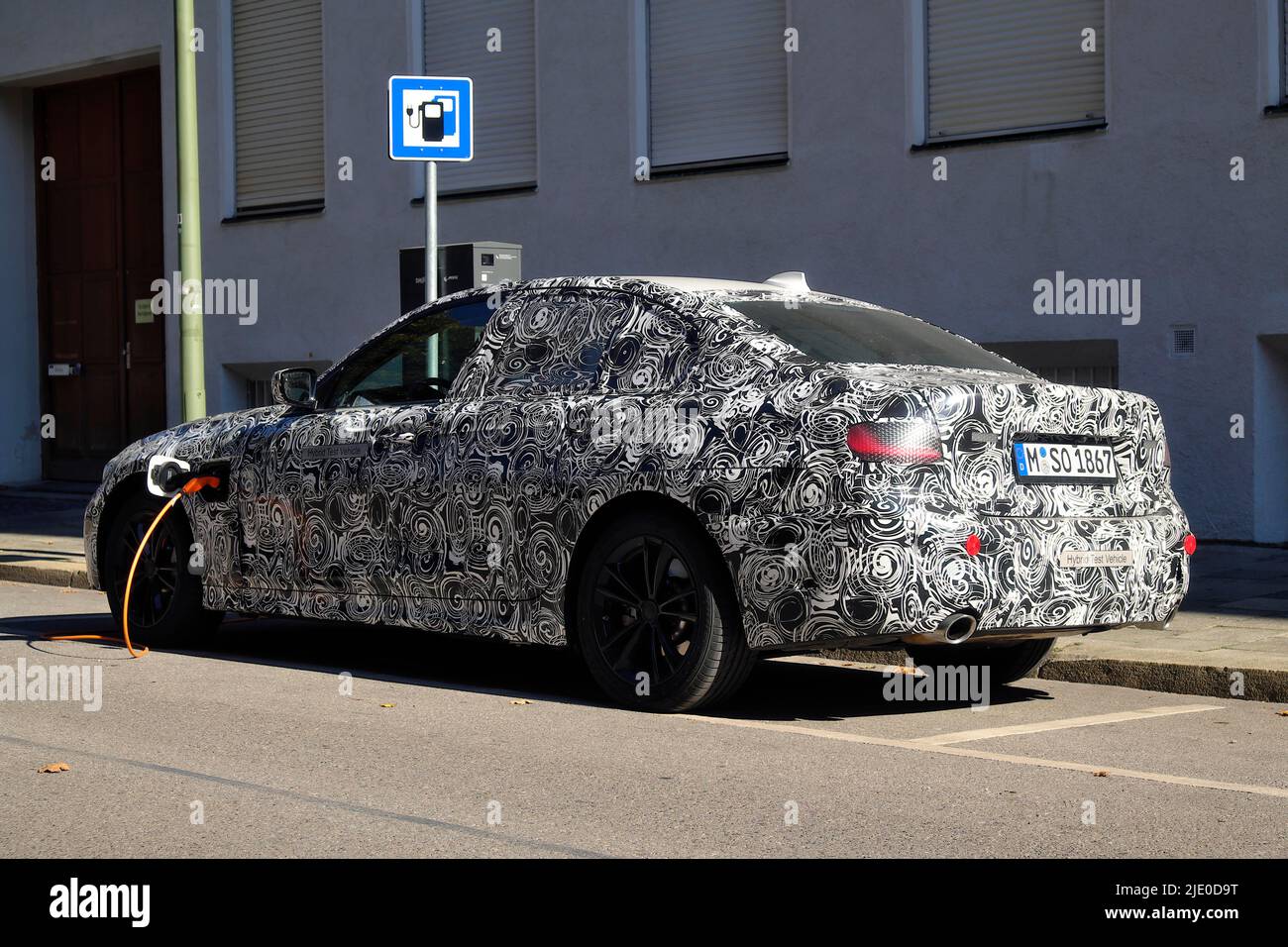 Prototype de véhicule d'essai hybride BMW série 3, collé à la station de charge, Munich, Bavière, Allemagne Banque D'Images