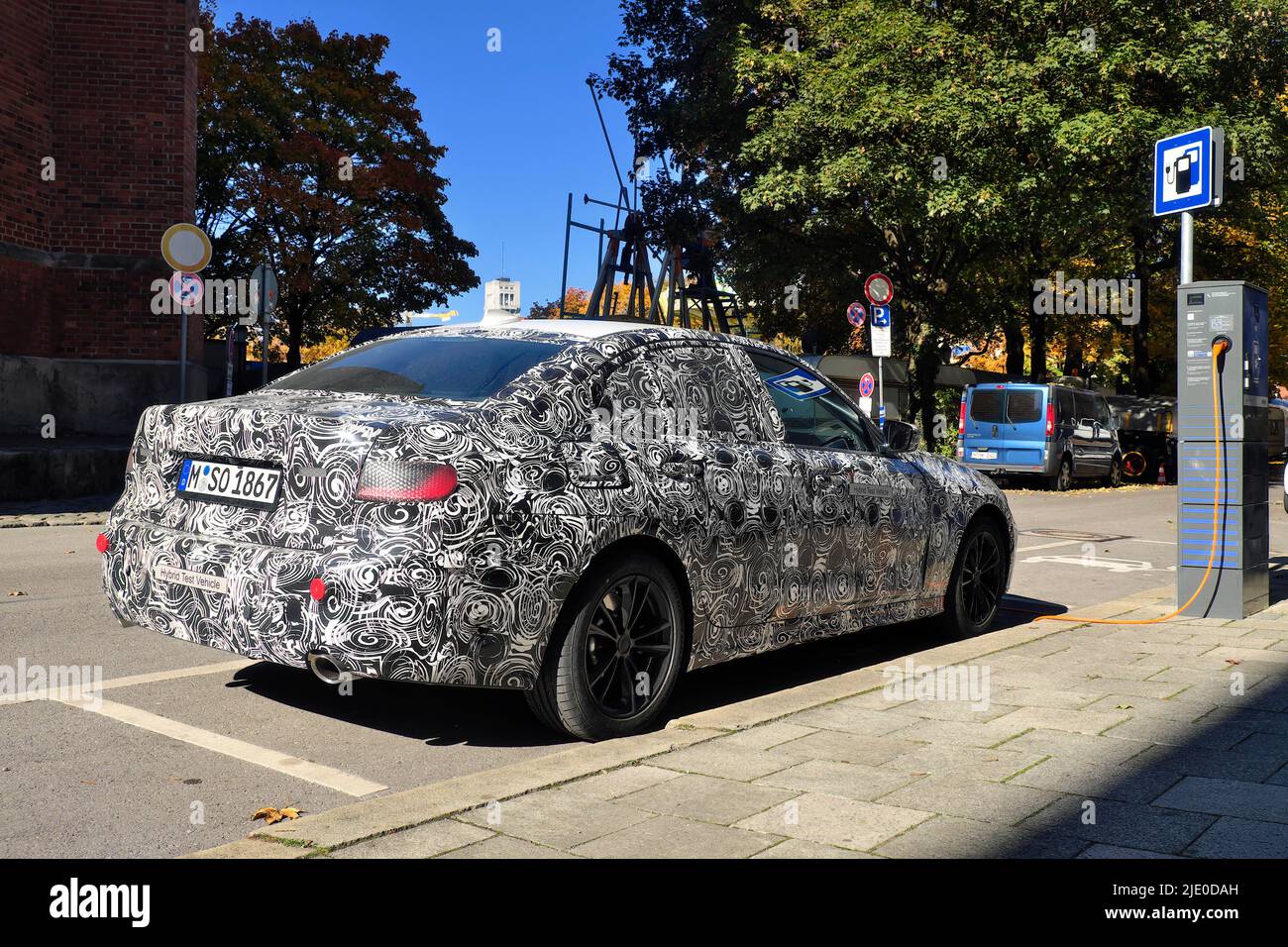 Prototype de véhicule d'essai hybride BMW série 3, collé à la station de charge, Munich, Bavière, Allemagne Banque D'Images
