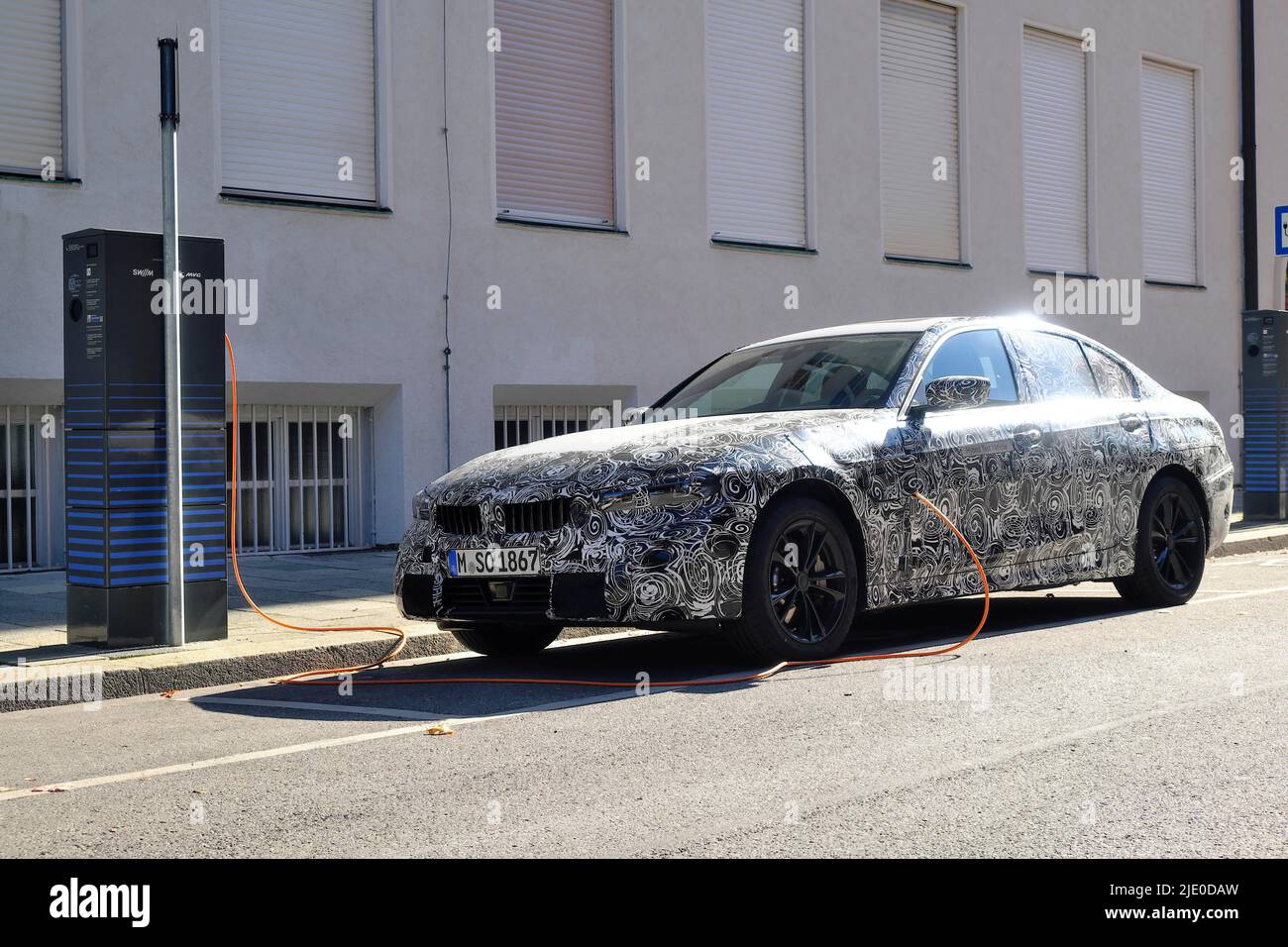 Prototype de véhicule d'essai hybride BMW série 3, collé à la station de charge, Munich, Bavière, Allemagne Banque D'Images