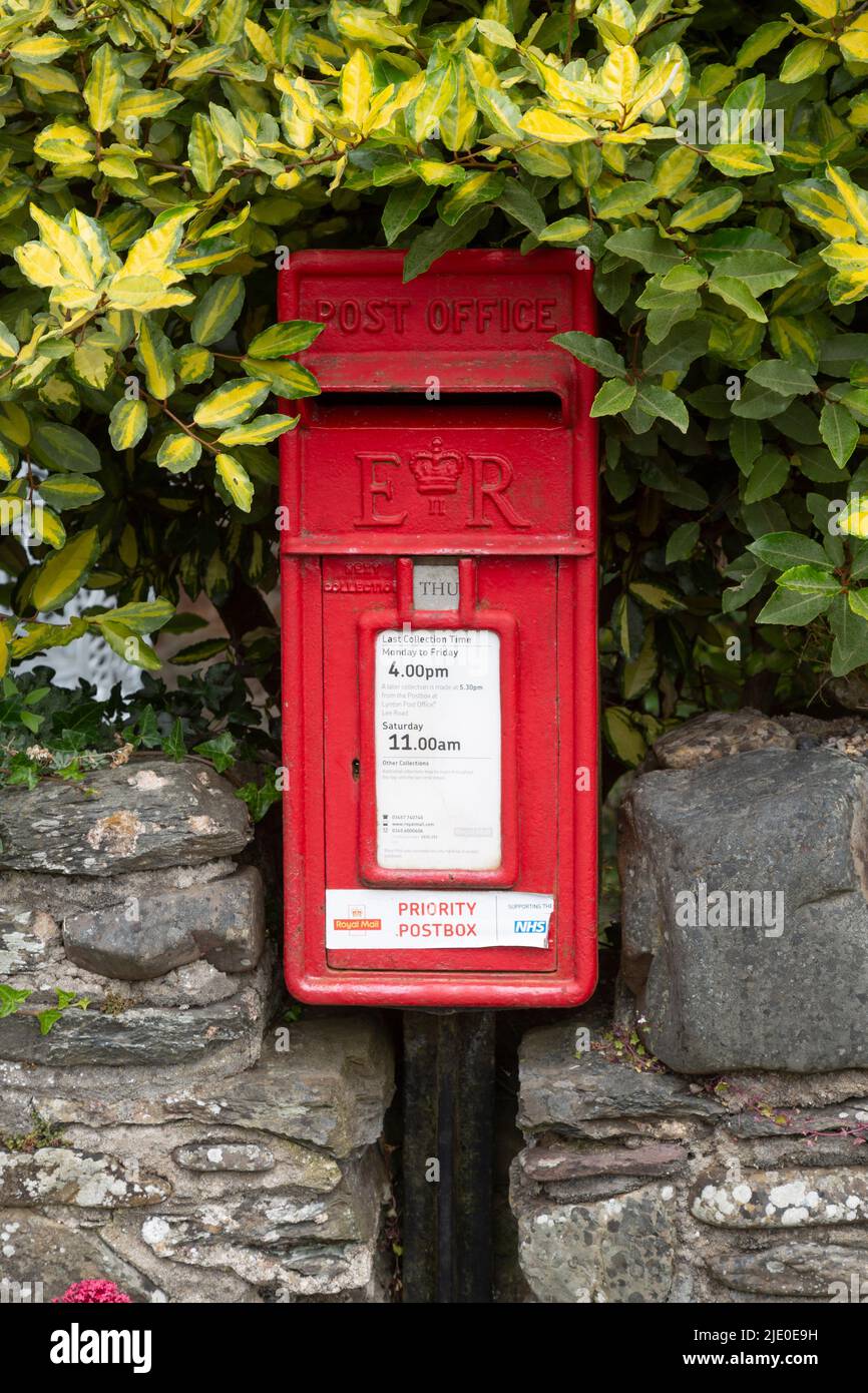 Boîte postale prioritaire dans un petit village de Devon Banque D'Images