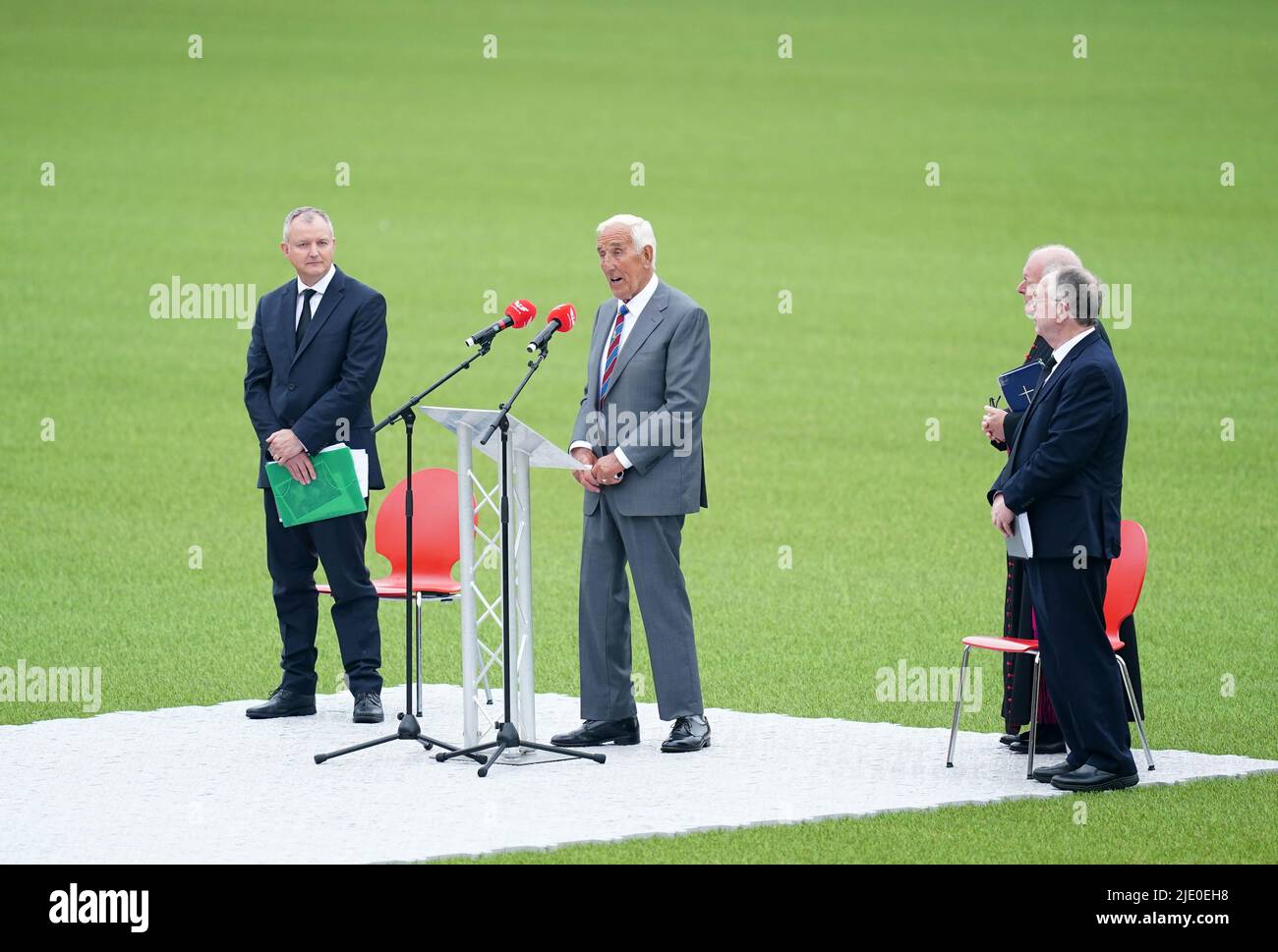 Delme Thomas parle pendant le service souvenir de l'ancienne moitié de vol de pays de Galles Phil Bennett, tenu au Parc y Scarlets, Llanelli. Date de la photo: Dimanche 26 juin 2022. Banque D'Images