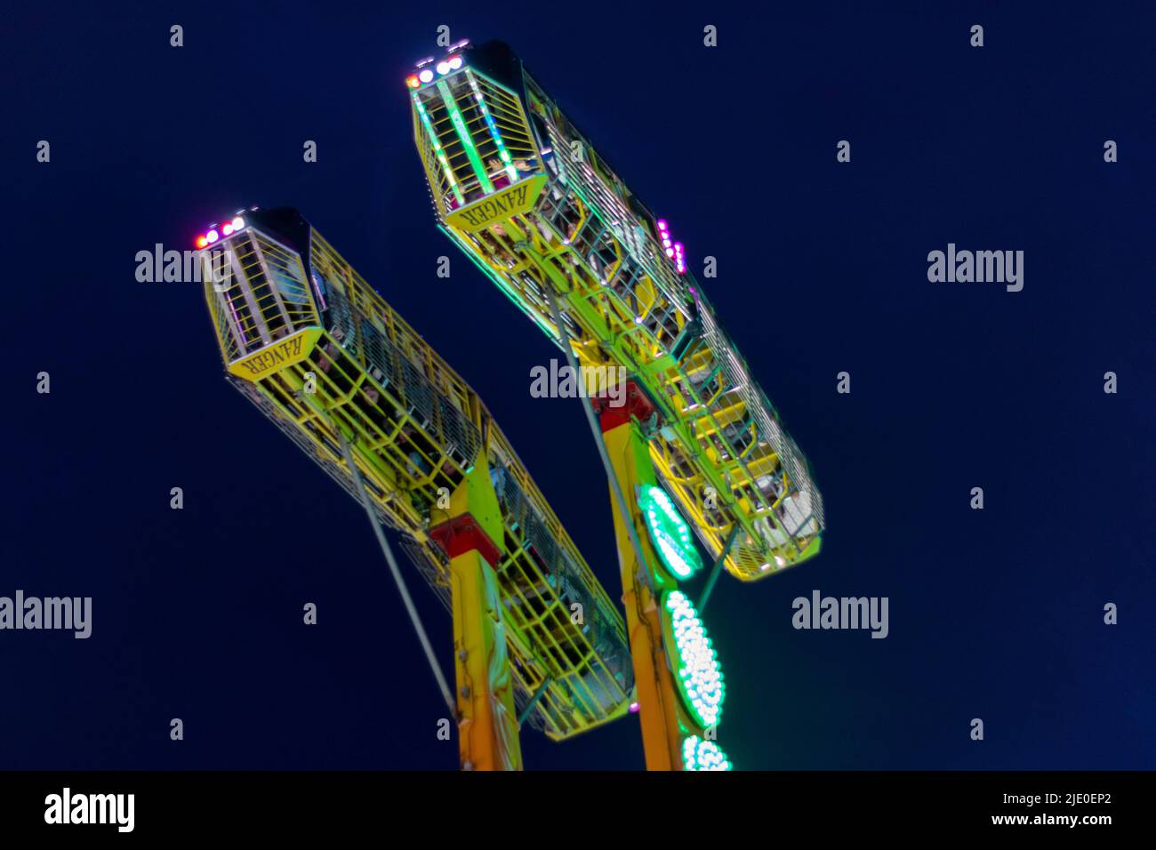 Amusez-vous dans les foires d'été les plus populaires, profitez de divertissements extrêmes lors d'événements populaires avec un large public. Jeu d'oscillation extrême sur le festival Banque D'Images