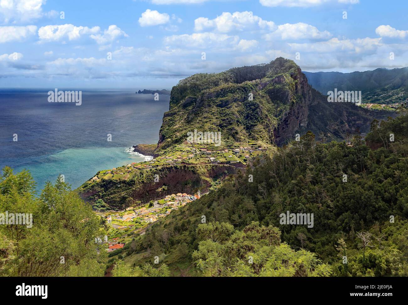 Eagle Rock, Penha de Aguila, 590 mètres, monument, ville de Faial ci-dessous, Ponta de Sao Lourenco horizon centre, Madère, région officiellement autonome Banque D'Images