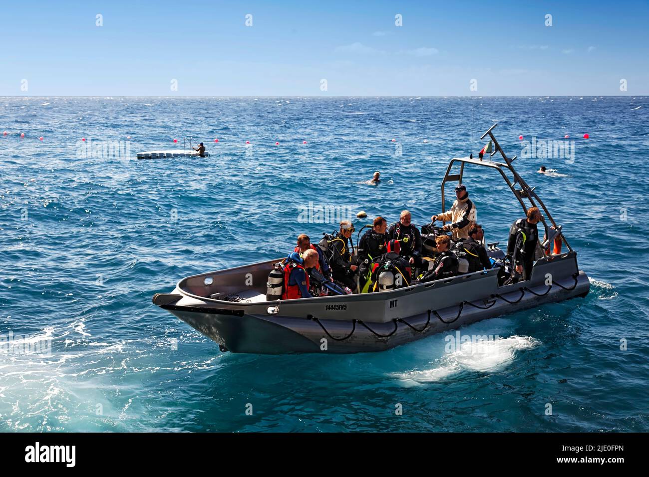 Plongeurs assis dans un bateau aluminim, bateau de plongée, bateau, bateau à moteur, océan Atlantique, Canico de Baixo, Madère, région officiellement autonome de Madère Banque D'Images