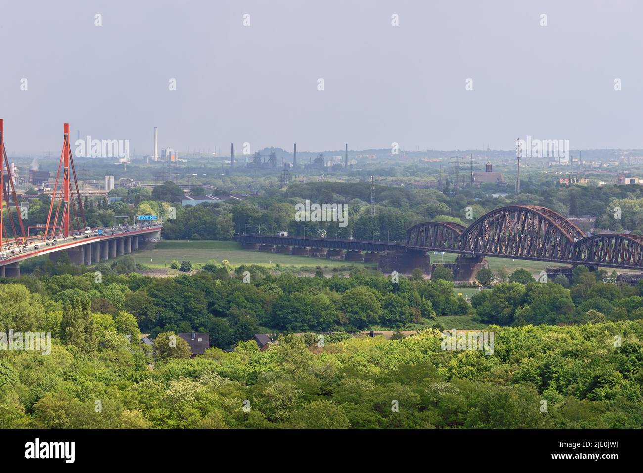 Editorial: MOERS, RHÉNANIE-DU-NORD-WESTPHALIE, ALLEMAGNE, 14 MAI 2022 - gros plan des ponts autoroutiers et ferroviaires au-dessus du Rhin, vu de la Halde Rheinpre Banque D'Images