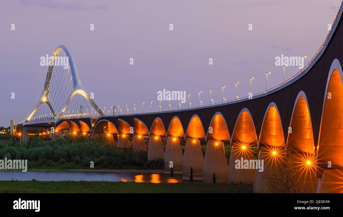Une soirée au coucher du soleil à l'Oversteek, également appelé Stadsbrug, un pont pour la circulation automobile au-dessus du Waal, à Nimègue, aux pays-Bas. La route au-dessus du Banque D'Images