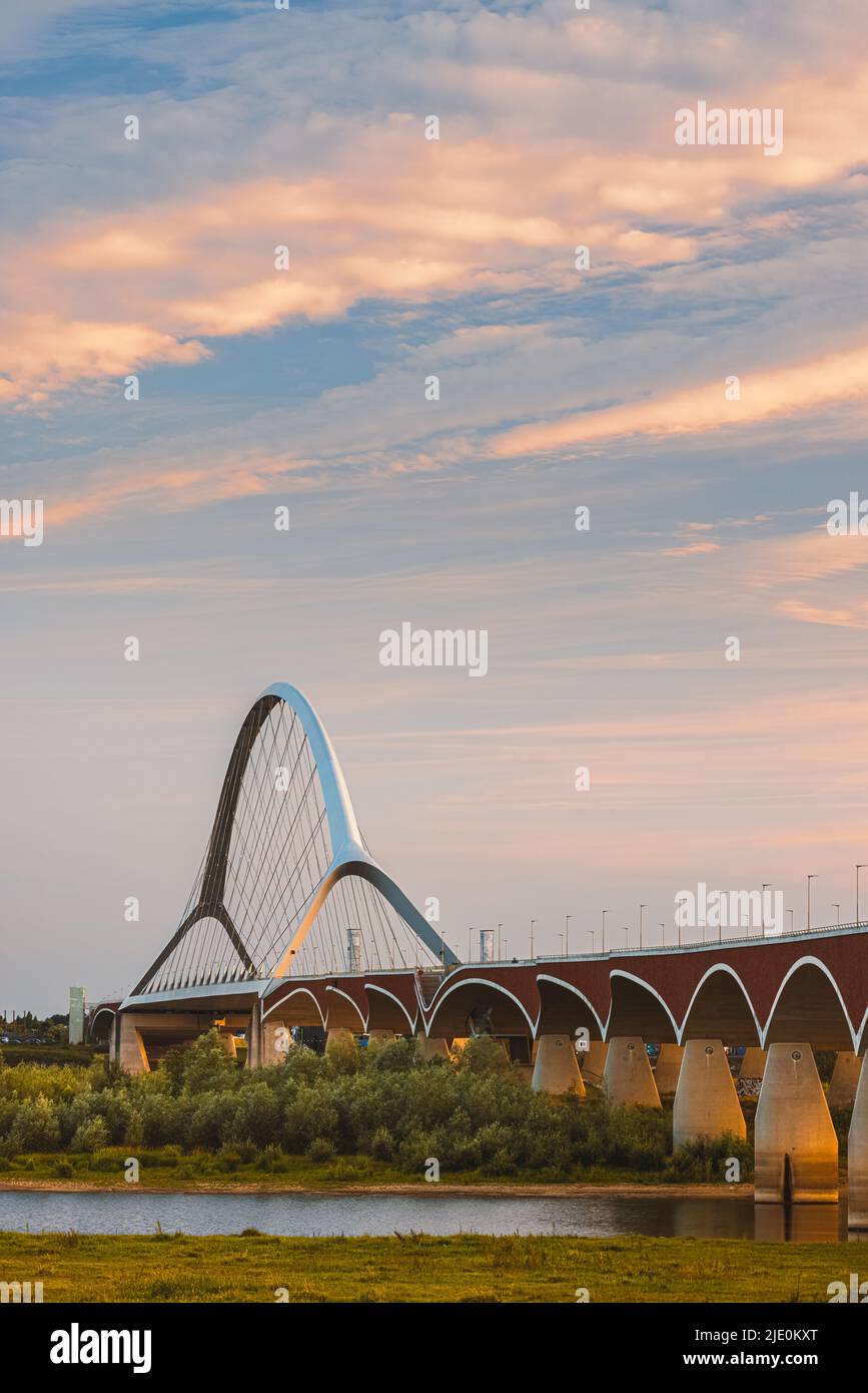 Une soirée au coucher du soleil à l'Oversteek, également appelé Stadsbrug, un pont pour la circulation automobile au-dessus du Waal, à Nimègue, aux pays-Bas. La route au-dessus du Banque D'Images