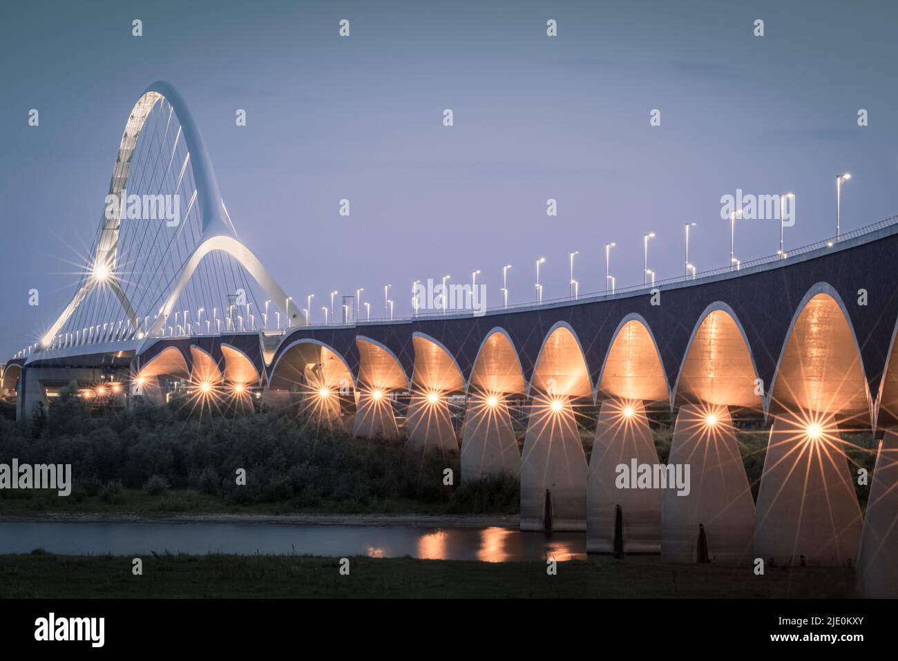 Une soirée au coucher du soleil à l'Oversteek, également appelé Stadsbrug, un pont pour la circulation automobile au-dessus du Waal, à Nimègue, aux pays-Bas. La route au-dessus du Banque D'Images