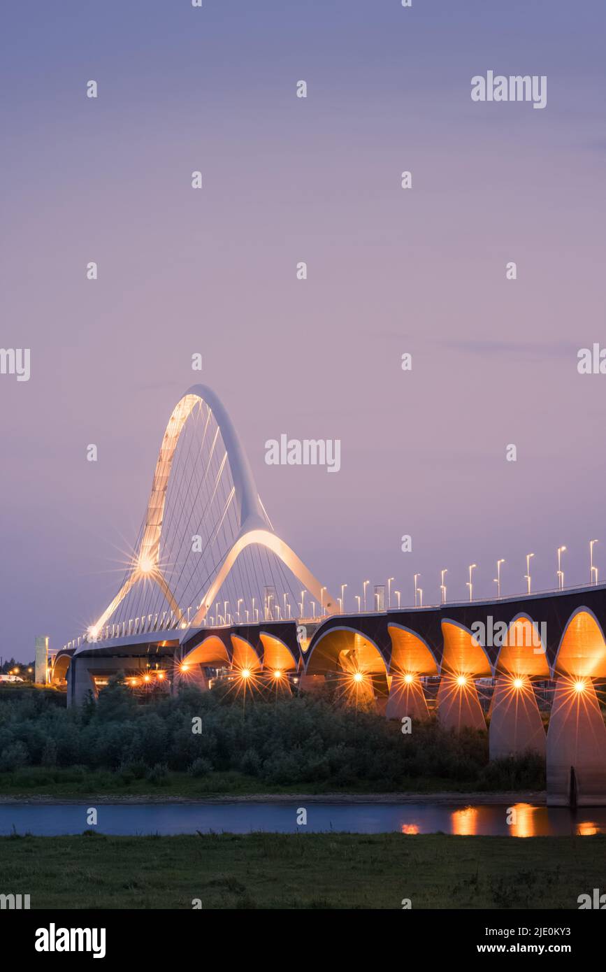 Une soirée au coucher du soleil à l'Oversteek, également appelé Stadsbrug, un pont pour la circulation automobile au-dessus du Waal, à Nimègue, aux pays-Bas. La route au-dessus du Banque D'Images