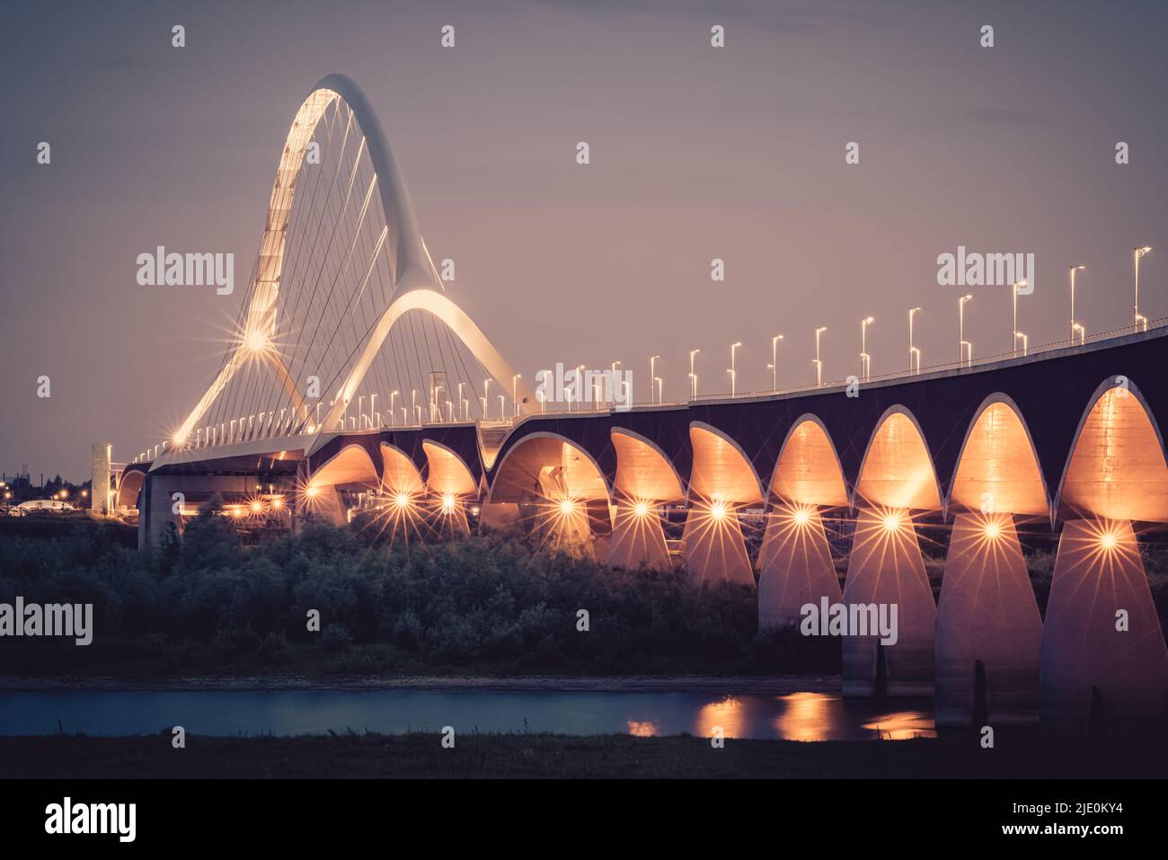 Une soirée au coucher du soleil à l'Oversteek, également appelé Stadsbrug, un pont pour la circulation automobile au-dessus du Waal, à Nimègue, aux pays-Bas. La route au-dessus du Banque D'Images