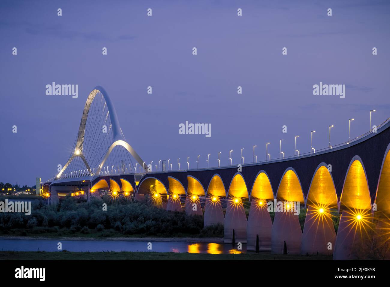 Une soirée au coucher du soleil à l'Oversteek, également appelé Stadsbrug, un pont pour la circulation automobile au-dessus du Waal, à Nimègue, aux pays-Bas. La route au-dessus du Banque D'Images