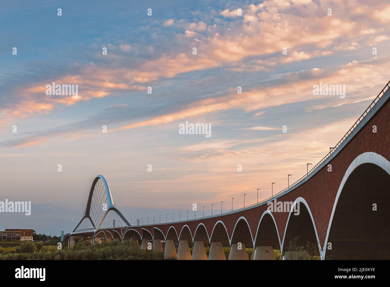 Une soirée au coucher du soleil à l'Oversteek, également appelé Stadsbrug, un pont pour la circulation automobile au-dessus du Waal, à Nimègue, aux pays-Bas. La route au-dessus du Banque D'Images