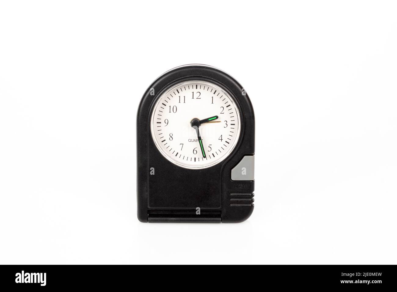 Horloge de table analogique en plastique isolée sur fond blanc Banque D'Images