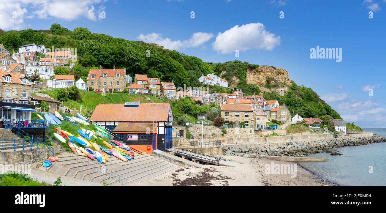 Runswick Bay Yorkshire Coast - Bas village de Runswick Bay et café à côté de la station de Lifeboat à Runswick Bay Yorkshire Angleterre GB Europe Banque D'Images