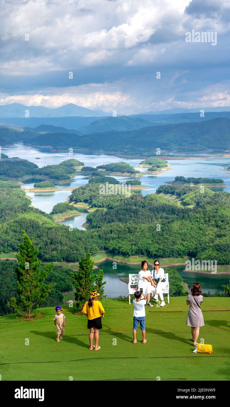 Ta Dung Lake, province de Dak Nong, Vietnam - 16 juin 2022: Touristes à Ho Ta Dung zone touristique, ville de Gia Nghia, province de Dak Nong, Vietnam Banque D'Images