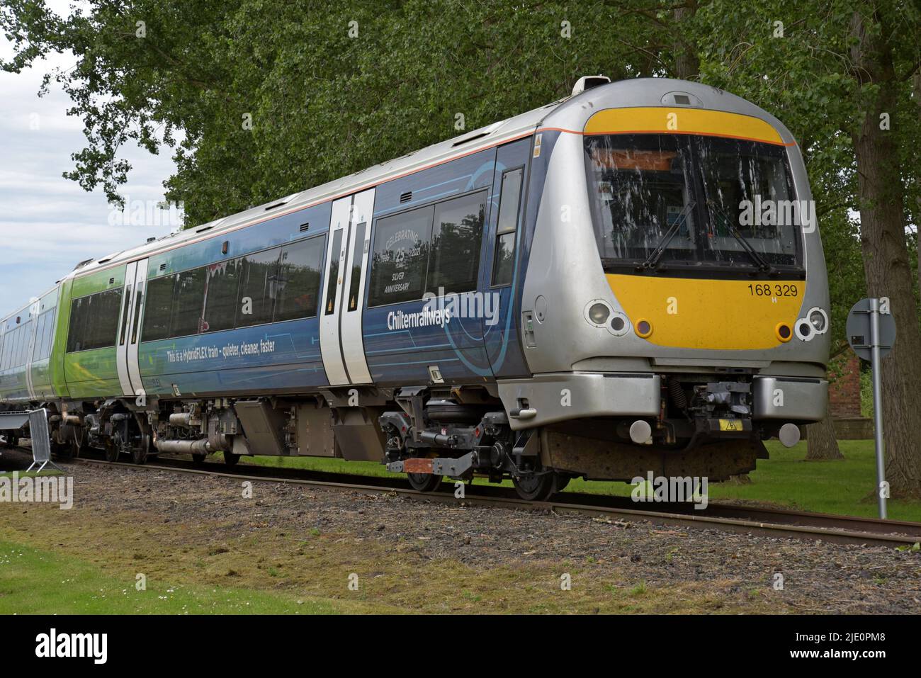 Chiltern Railways train HybridFlex batterie-diesel de classe 168, avec un groupe motopropulseur hybride pour réduire les émissions de CO2 et de NOx, à long Marston Rail Live Banque D'Images