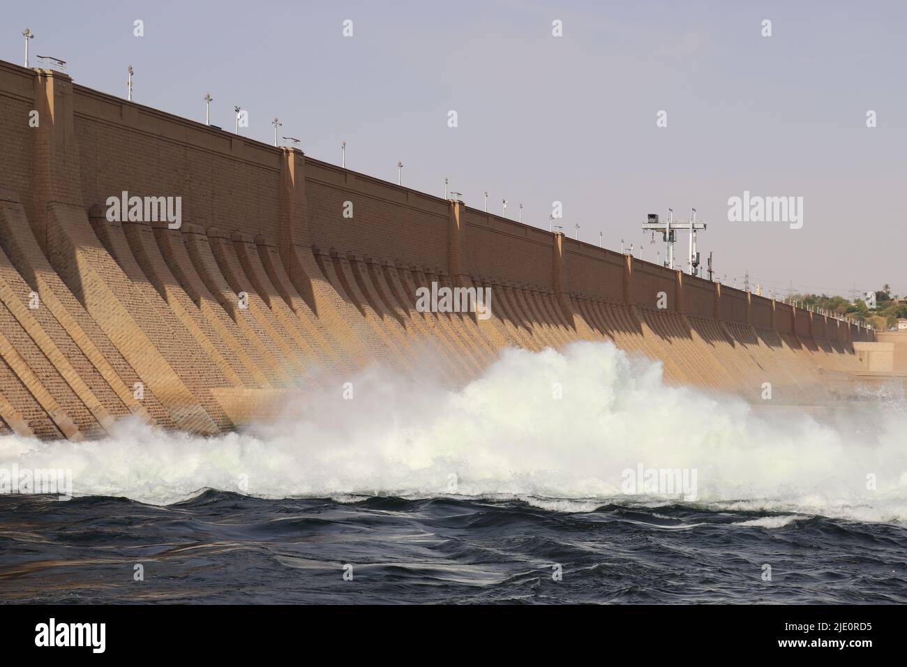 L'eau du nil sort du barrage bas d'Assouan Banque D'Images