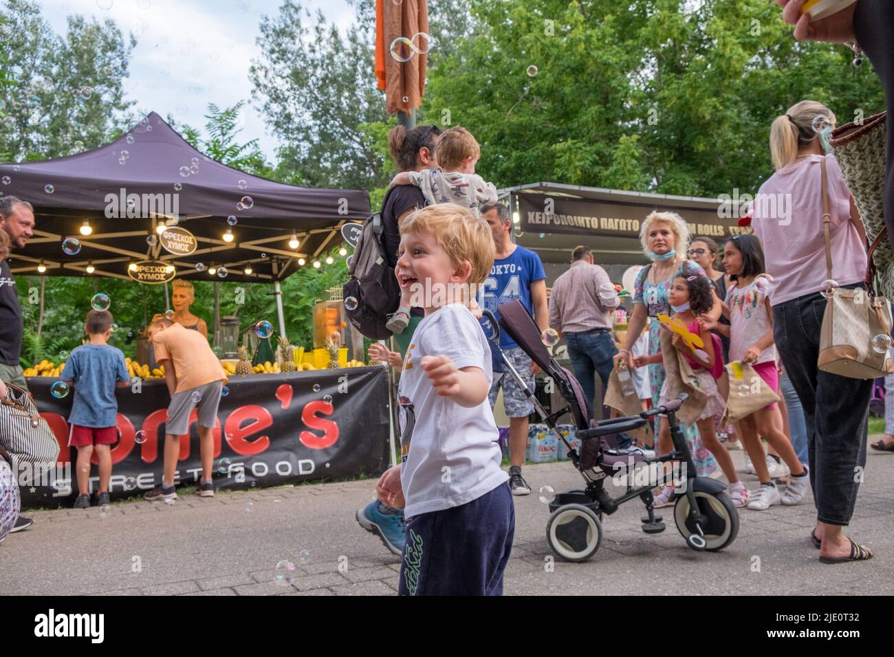 Les enfants jouent avec les bulles pendant un festival Banque D'Images