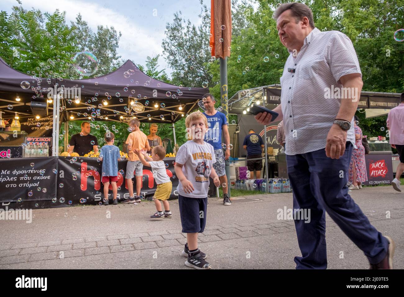 Les enfants jouent avec les bulles pendant un festival Banque D'Images