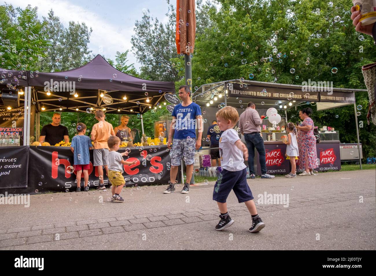 Les enfants jouent avec les bulles pendant un festival Banque D'Images