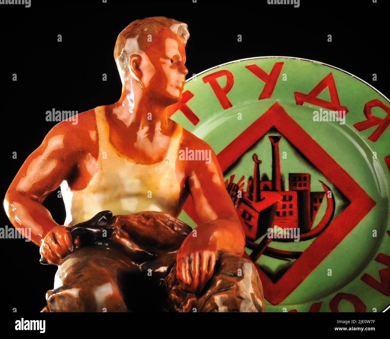 Still-Life; porcelaine soviétique; assiette en porcelaine peinte; statuette en porcelaine peinte; texte de propagande; Travailleur russe; classe ouvrière; révolution russe; peuple soviétique; CCCP; URSS; Nathan Al’tman. Banque D'Images